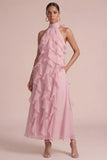 Vestido largo de invitado de boda con rodas rosas polvorientas con húmenes florales