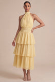 Vestido largo de invitado de boda con lazos con volantes amarillos y lazo.