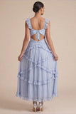 Vestido de invitado midi azul claro con volantes y recorte en línea A