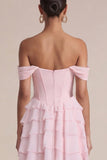 Corsé rosa: Un vestido mini con volantes de línea