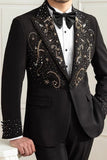 Blazer negro de hombre con solapa de un solo botón y cuentas con visera