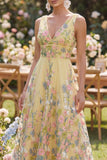 Vestido largo de flores bordado en línea A amarillo de tul con escote en V