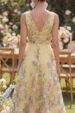 Vestido largo de flores bordado en línea A amarillo de tul con escote en V