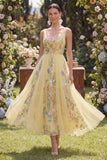Vestido midi floral bordado de tul amarillo de cuello cuadrado en línea A