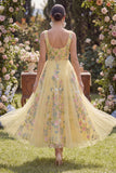 Vestido midi floral bordado de tul amarillo de cuello cuadrado en línea A