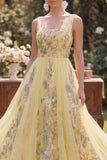 Vestido midi floral bordado de tul amarillo de cuello cuadrado en línea A