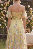 Vestido floral bordado en tul amarillo con línea A y mangas abolluchadas