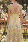 Vestido floral bordado en línea A amarillo de tul con escote en V y mangas gordas