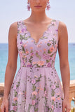 Vestido midi floral bordado en línea A de tul lila y escote en V
