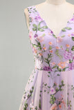 Vestido midi floral bordado en línea A de tul lila y escote en V