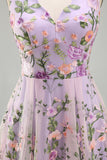 Vestido midi floral bordado en línea A de tul lila y escote en V