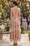 Vestido largo de tul bordado en niveles con escote en V y de color rosa