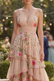 Vestido largo de tul bordado en niveles con escote en V y de color rosa