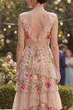 Vestido largo de tul bordado en niveles con escote en V y de color rosa