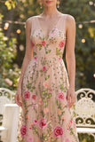 Vestido largo de tul bordado con colorete en V y línea A