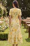 Mangas abonadas mantequillas amarillas con volantes. Una línea de vestidos midi florales con lazo