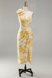 Vestido midi de un solo hombro con flores arrugadas amarillo mantequilla y abertura