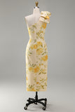 Vestido midi de un solo hombro con flores arrugadas amarillo mantequilla y abertura