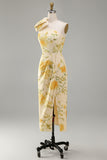 Vestido midi de un solo hombro con flores arrugadas amarillo mantequilla y abertura