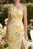 Vestido midi de un solo hombro con flores arrugadas amarillo mantequilla y abertura