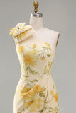 Vestido midi de un solo hombro con flores arrugadas amarillo mantequilla y abertura