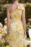 Vestido midi de un solo hombro con flores arrugadas amarillo mantequilla y abertura