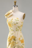 Vestido midi de un solo hombro con flores arrugadas amarillo mantequilla y abertura