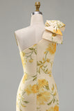 Vestido midi de un solo hombro con flores arrugadas amarillo mantequilla y abertura