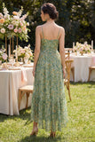 Vestido verde polvoriento de escote en V alto y floral bajo con volantes