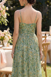 Vestido verde polvoriento de escote en V alto y floral bajo con volantes