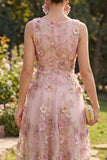 Vestido midi floral con aplicada de tul en tul rosa fucsia y cuello redondo