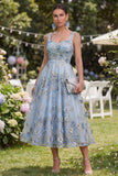 Vestido midi florido midi azul de tul con cuentas y aplicada