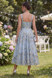 Vestido midi florido midi azul de tul con cuentas y aplicada
