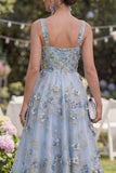 Vestido midi florido midi azul de tul con cuentas y aplicada