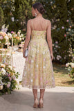 Corsé floral amarillo claro con tirantes finos Un vestido Midi de línea