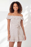 Mini vestido de graduación blanco blanco con volantes y volantes de puntos negros descubiertos con cinturón
