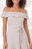 Mini vestido de graduación blanco blanco con volantes y volantes de puntos negros descubiertos con cinturón
