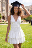 Mini vestido de graduación blanco blanco floral con escote en V y volantes