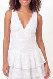 Mini vestido de graduación blanco blanco floral con escote en V y volantes