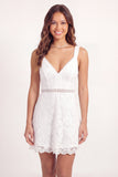 Vestido de graduación mini de corte blanco de encaje blanco con escote en V