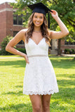 Vestido de graduación mini de corte blanco de encaje blanco con escote en V