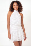 Mini vestido de graduación blanco con escote en A y escote en A