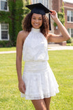 Mini vestido de graduación blanco con escote en A y escote en A