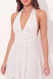 Mini vestido de graduación de lentejuelas blancas con escote halter y brillante