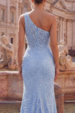 Vestido largo largo de graduación azul con cuentas y sirena adornada con perlas, con una hombro y abertura