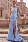 Vestido largo de baile azul de sirena de un solo hombro con cuentas y perlas arrugadas