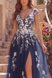 Vestido largo largo de graduación floral de tul azul marino en línea en V con abertura
