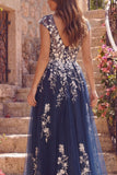 Vestido largo largo de graduación floral de tul azul marino en línea en V con abertura
