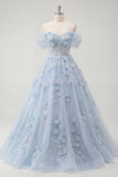 Vestido largo de graduación azul con cordé de hombros descubiertos con cuentas y flores 3D aplicadas