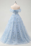 Vestido largo de graduación azul con cordé de hombros descubiertos con cuentas y flores 3D aplicadas